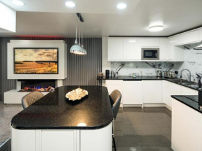 New Modern Hybrid 4 Bedroom 7 Bed apartment 9 guest capacity